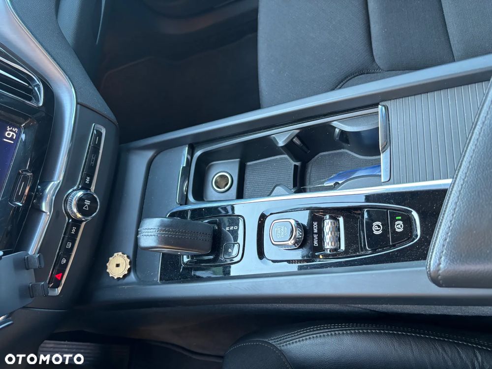 Volvo XC 60 B4 D Momentum Pro - 11