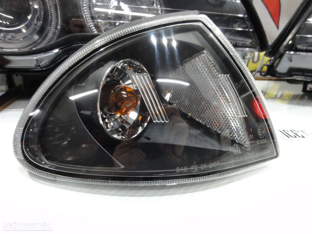 Faróis angel eyes com luz branca 5000k para BMW E46 4 portas / limosine 98-01 fundo preto com angel eyes em branco - 5