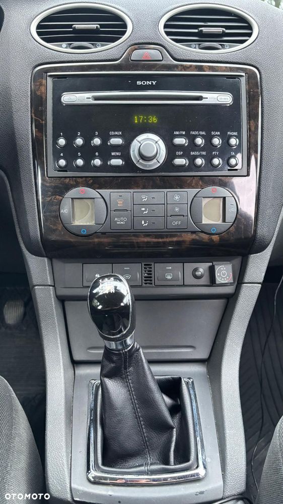 Ford Focus 1.6 Ghia - 11