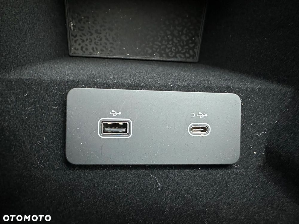 Jaguar E-Pace 2.0 P200 mHEV AWD R-Dynamic S - 22