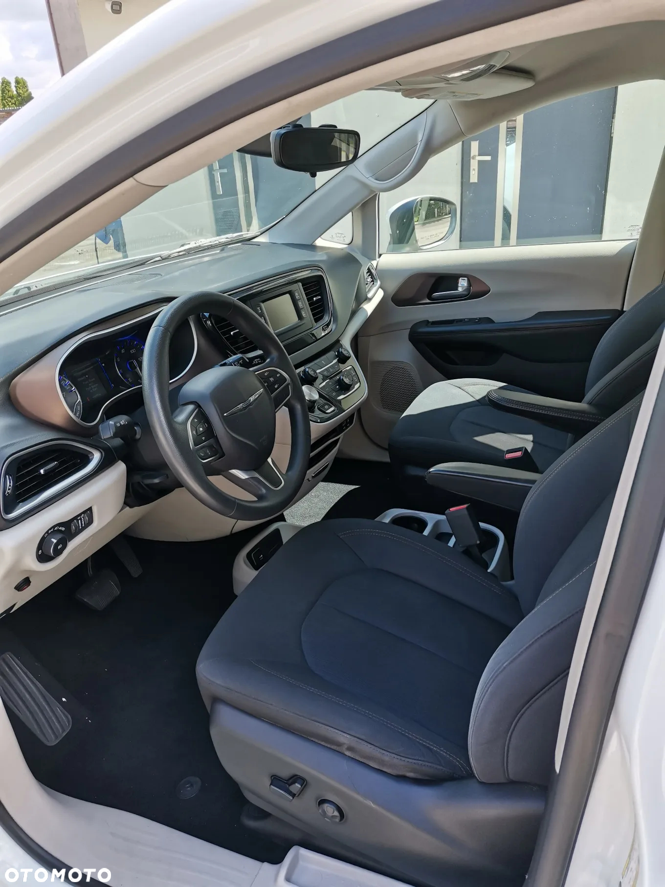 Chrysler Pacifica - 8