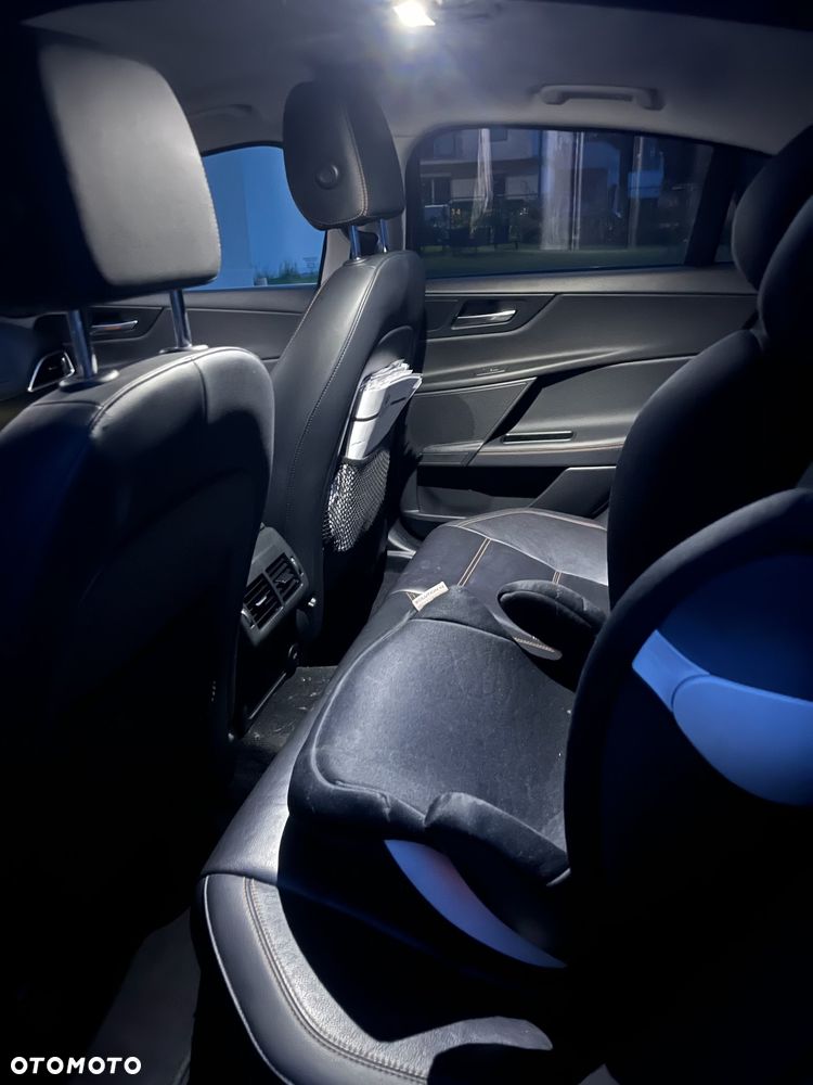 Jaguar XE 20d Prestige - 8