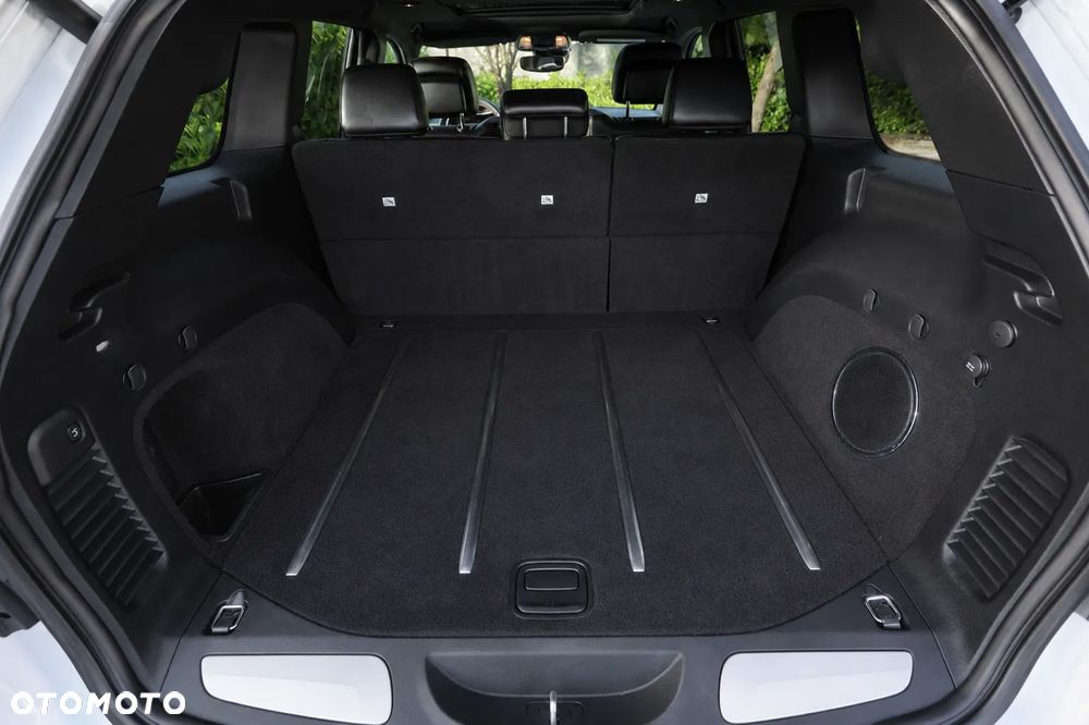 Jeep Grand Cherokee - 32
