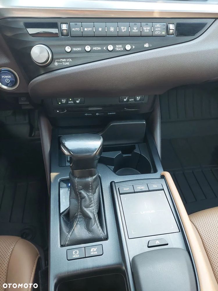 Lexus ES 300h Business Edition + - 16