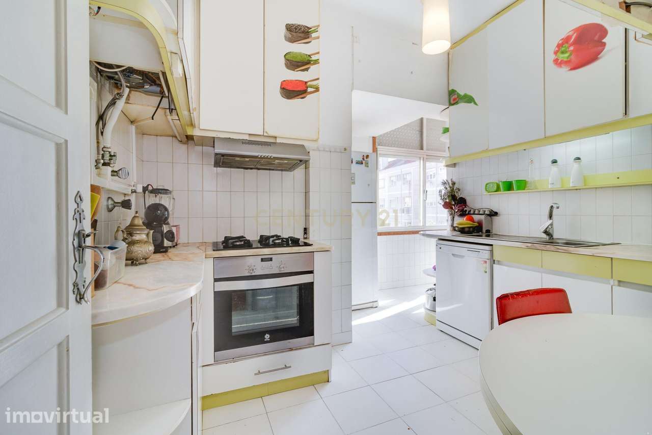 NA  RUA DO CALIFA, T2+1.  APARTAMENTO CHEIO DE LUZ. MUITO HABITÁVEL. - Grande imagem: 5/30