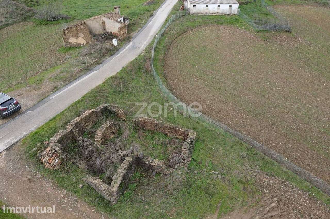 Moradia isolada com 73 m² para recuperar, inserida em lote de 6.640... - Grande imagem: 2/19