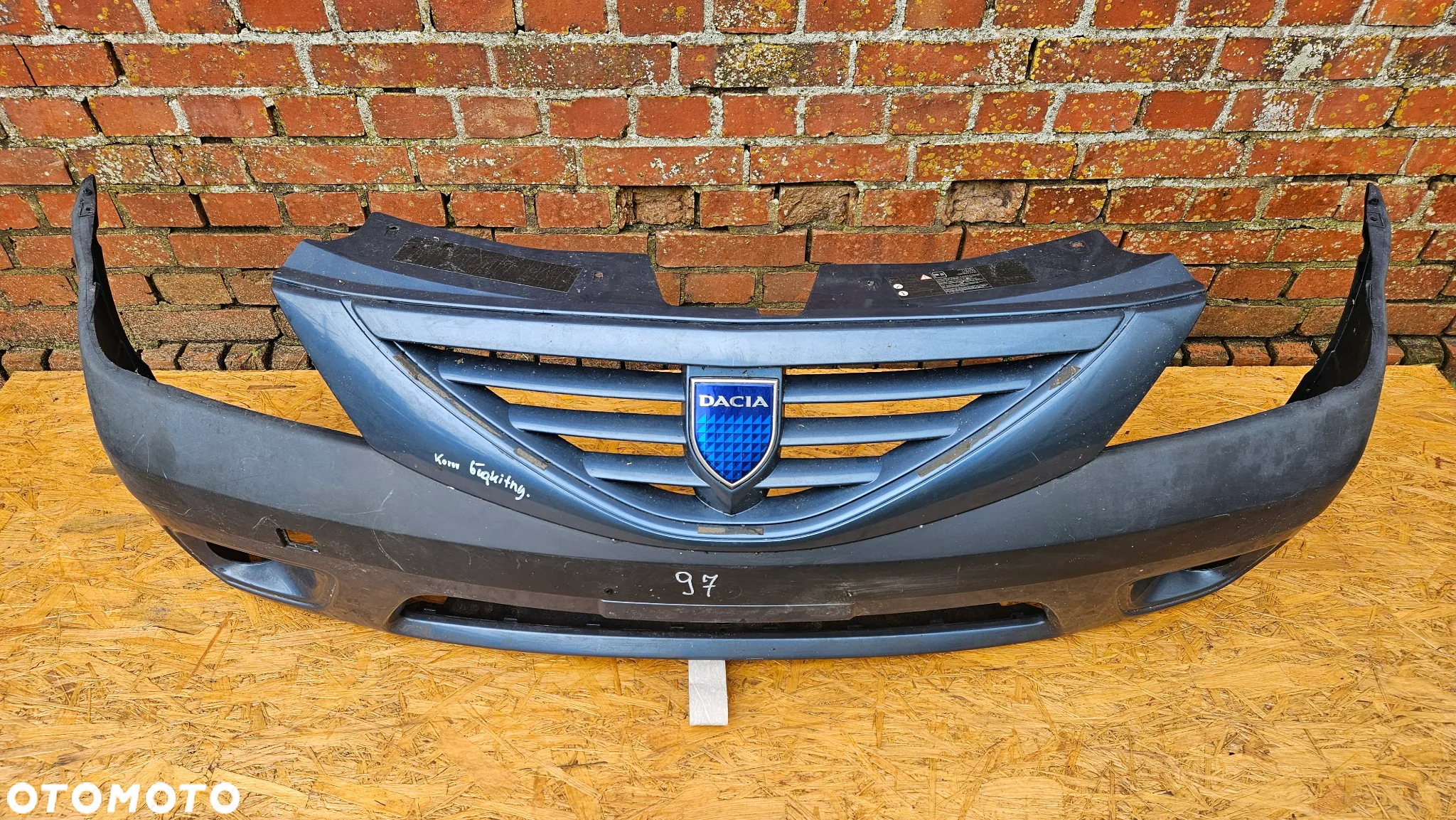 Dacia Logan 1 2004-2008 Zderzak przód Zderzak przedni z logo Znaczek - 2