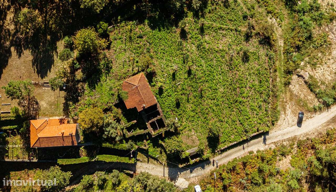 Moradia em Pedra para restauro com 2.814m2 de Terreno – Covas, V.N. Ce - Grande imagem: 2/31