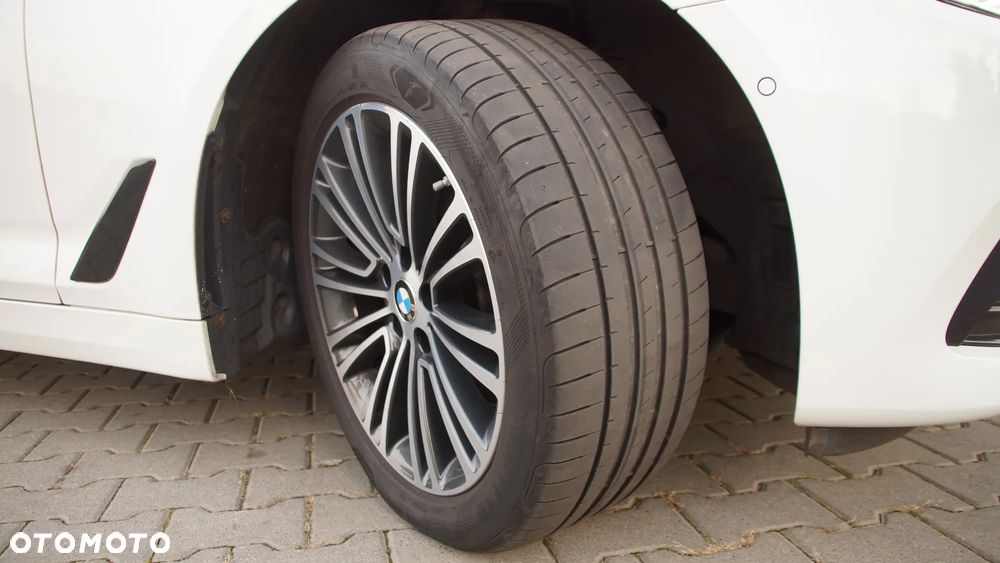 BMW Seria 5 520d Sport Line - 31