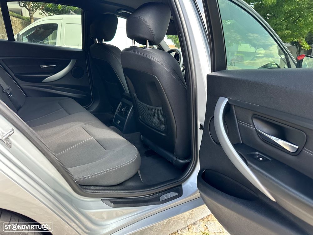 BMW 318 d Line Sport - 33