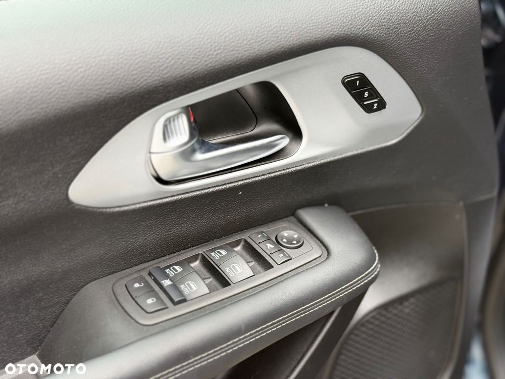 Chrysler Pacifica - 12