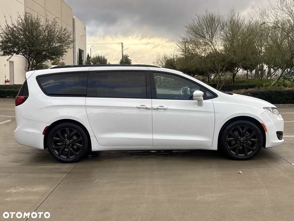 Chrysler Pacifica - 5
