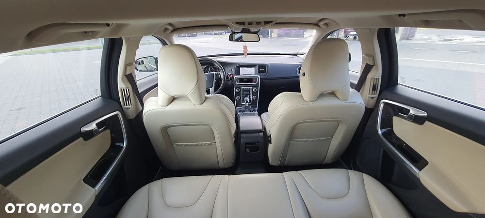 Volvo V60 D6 AWD Plug-in Hybrid R-Design Summum - 8