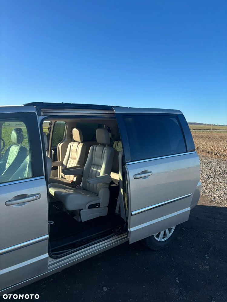 Chrysler Town & Country - 8