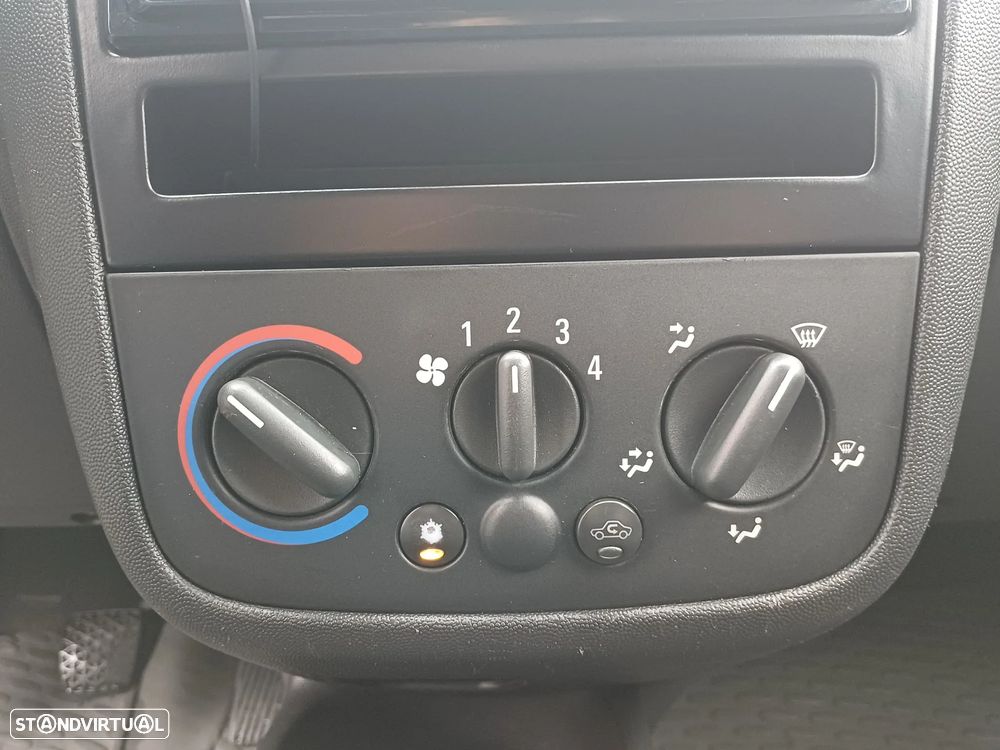 Opel COMBO 1.3 CDTI 75 CV - AR CONDICIONADO - 29