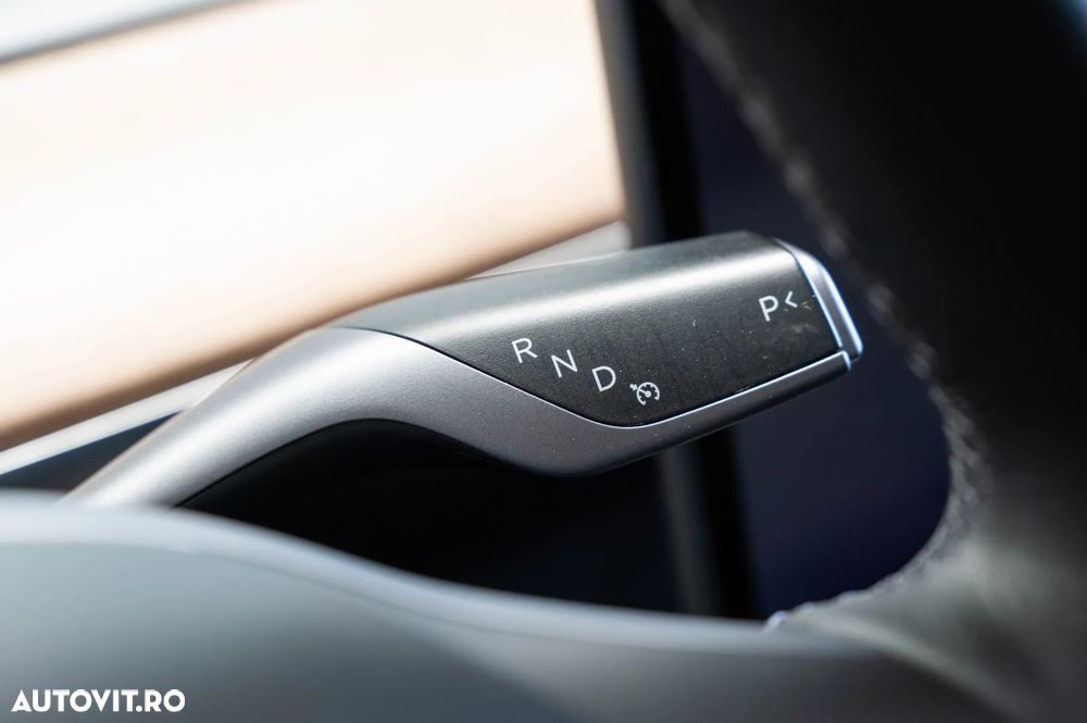 Tesla Model Y Long Range Dual Motor AWD - 32