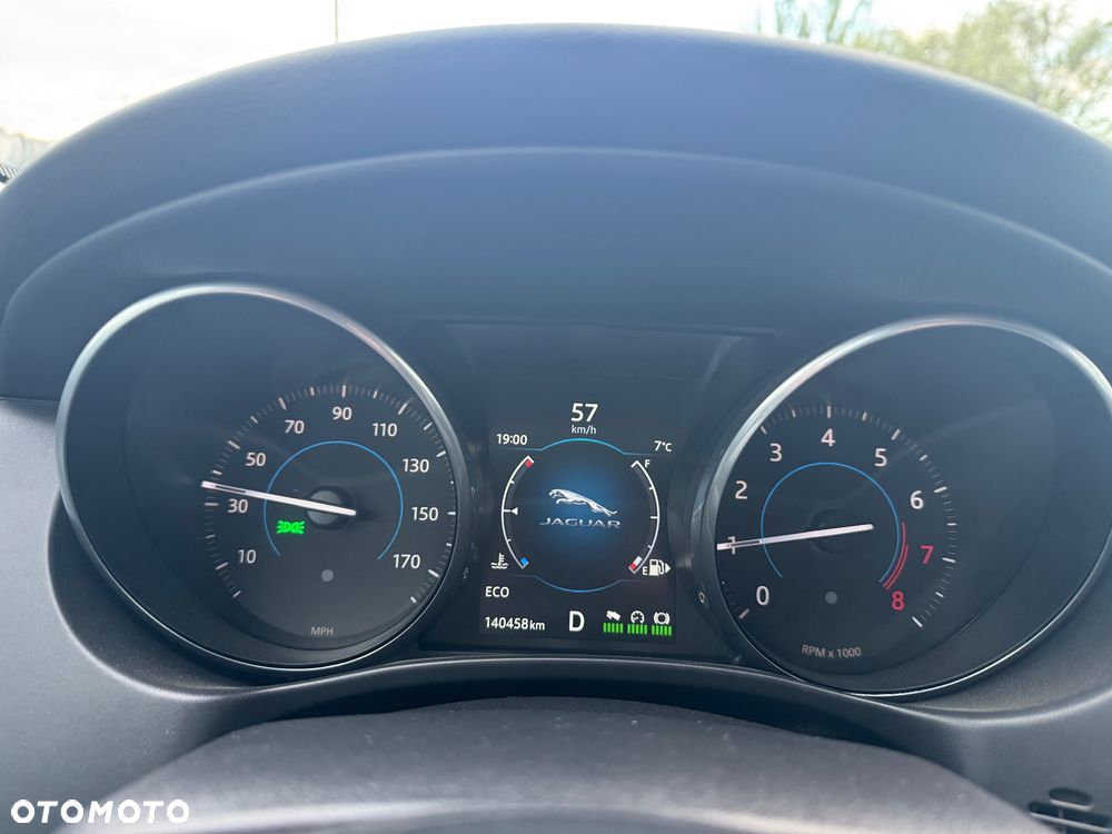 Jaguar XE 2.0 T Portfolio - 15