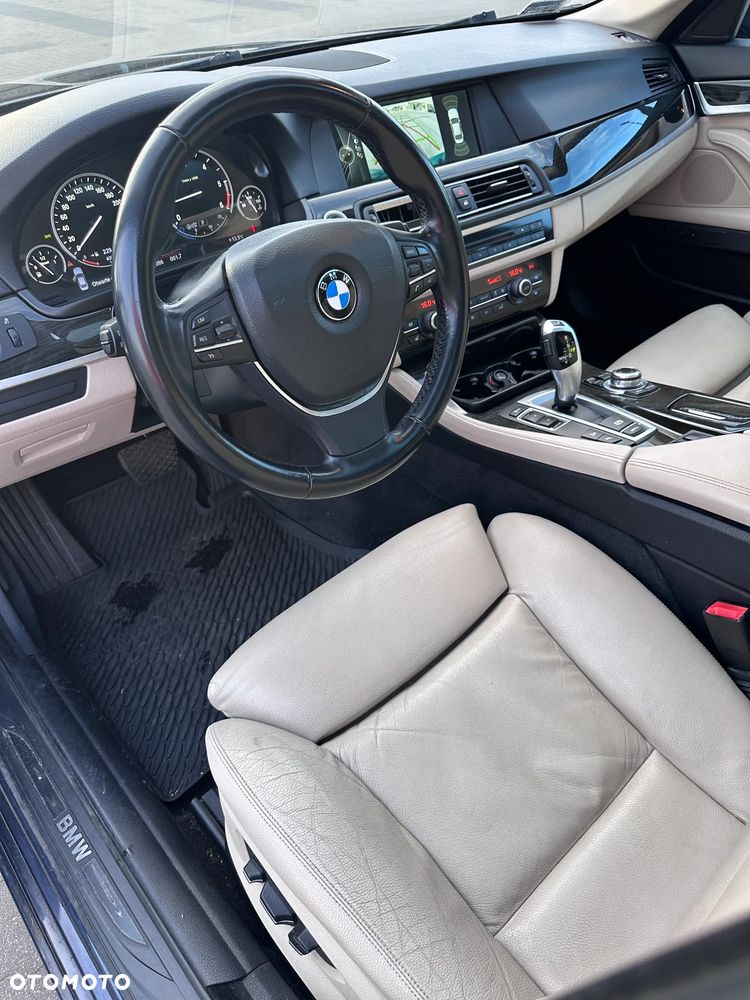 BMW Seria 5 525d xDrive - 12