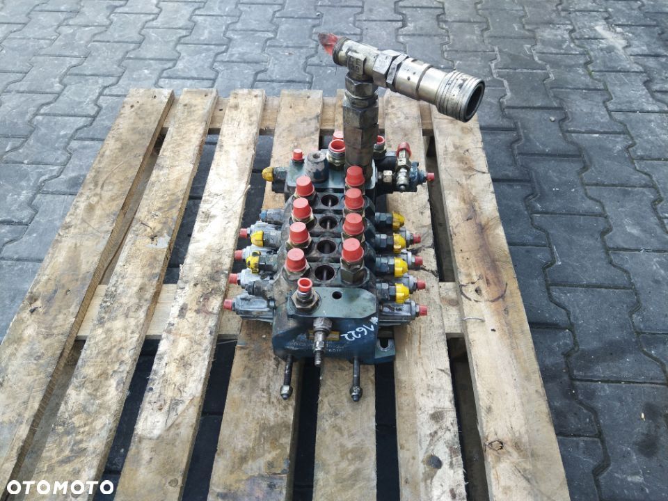 Rozdzielacz 4 sekcje Rexroth Mecalac 12 08 400 443 - 6