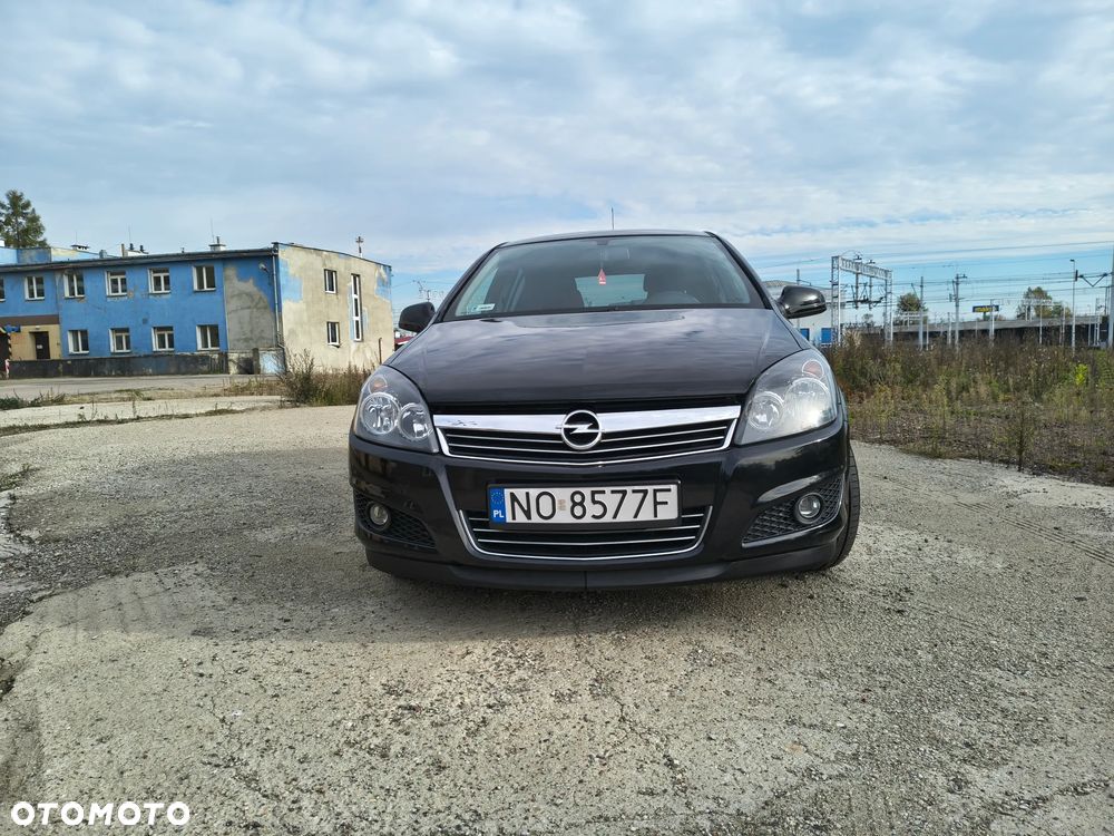 Opel Astra 2011 photo 2