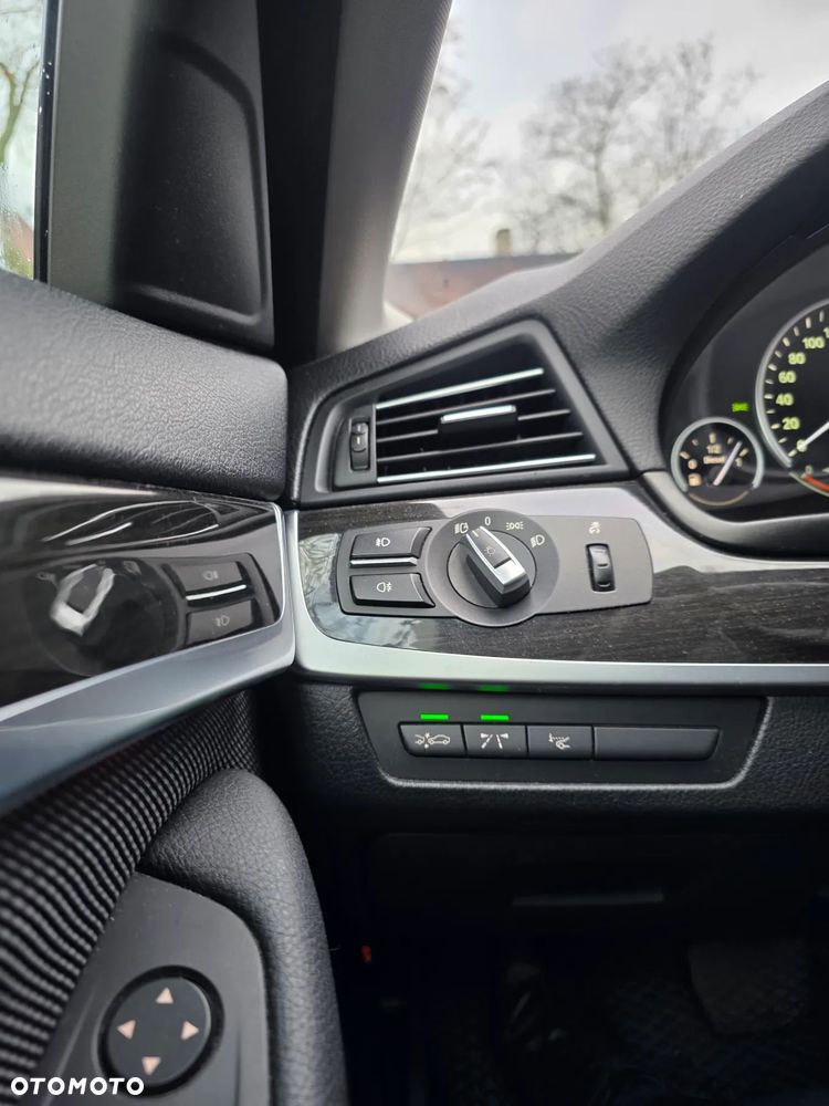 BMW Seria 5 525d - 12