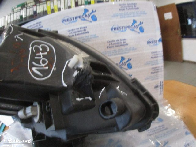 Farol 8200589032 RENAULT KANGOO 1 FASE 2  2007 1.5DCI 70CV 4P BRANCA ESQ H4 VALEO Danificado - 3