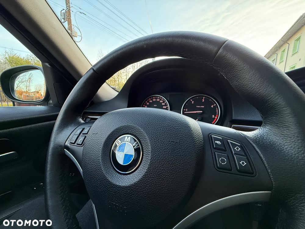 BMW Seria 3 320d xDrive DPF - 28
