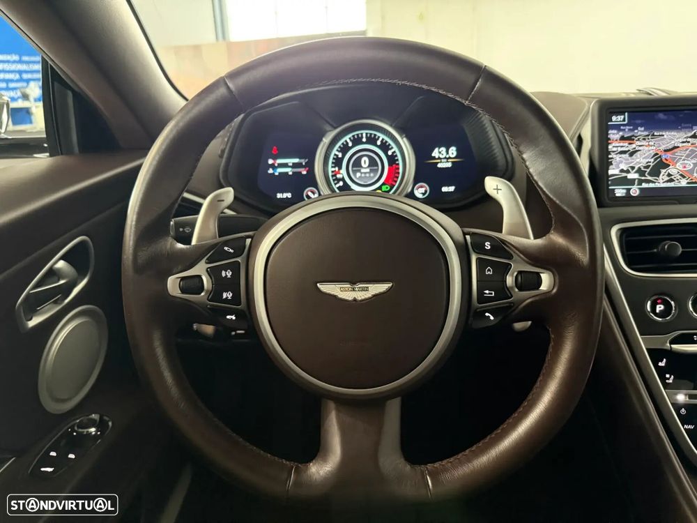 Aston Martin DB11 Coupé - 21