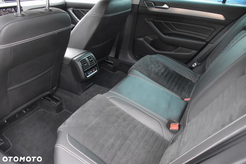 Volkswagen Passat 2.0 TDI SCR DSG 4Motion Elegance - 34