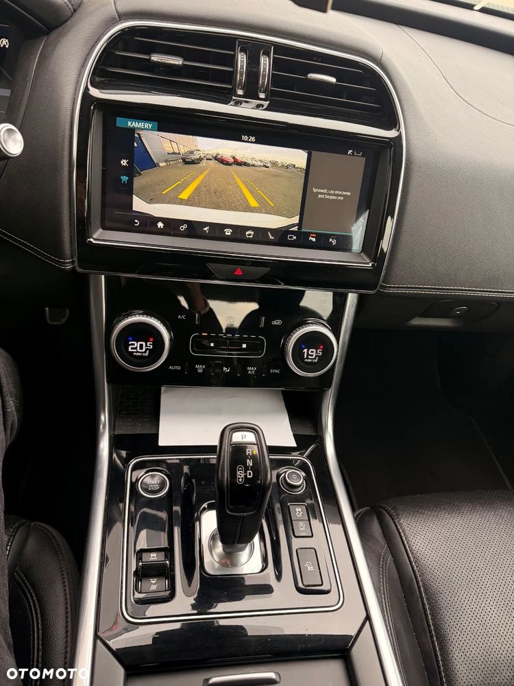 Jaguar XE 2.0 P250 R-Dynamic SE - 7