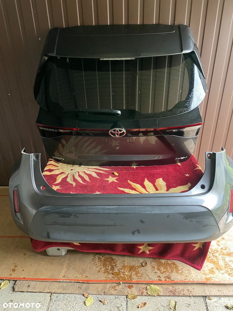Toyota yaris cross tylna klapa  zderzak  lampy  tył błotnik x 2. Kod. 1G3 - 2