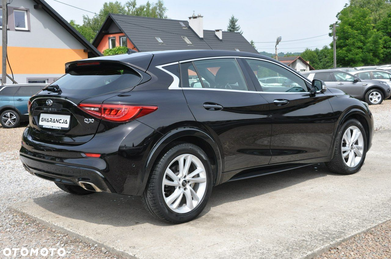Infiniti Q30 1.6t DCT Premium Tech - 12