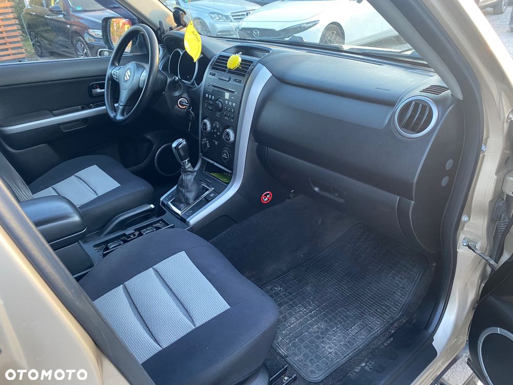 Suzuki Grand Vitara 2.0 De luxe - 26