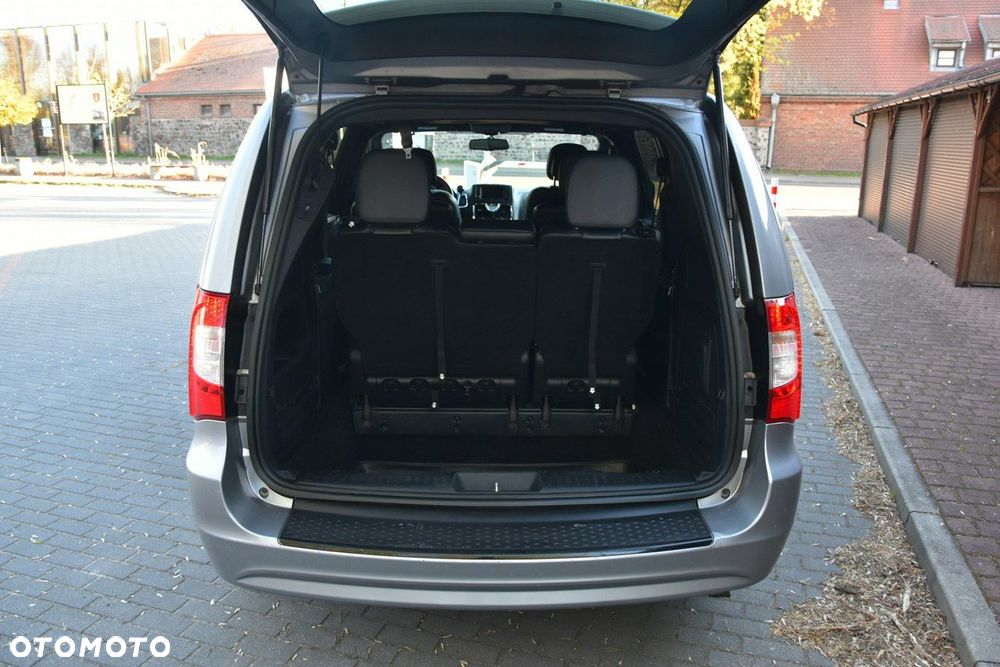 Chrysler Town & Country - 25