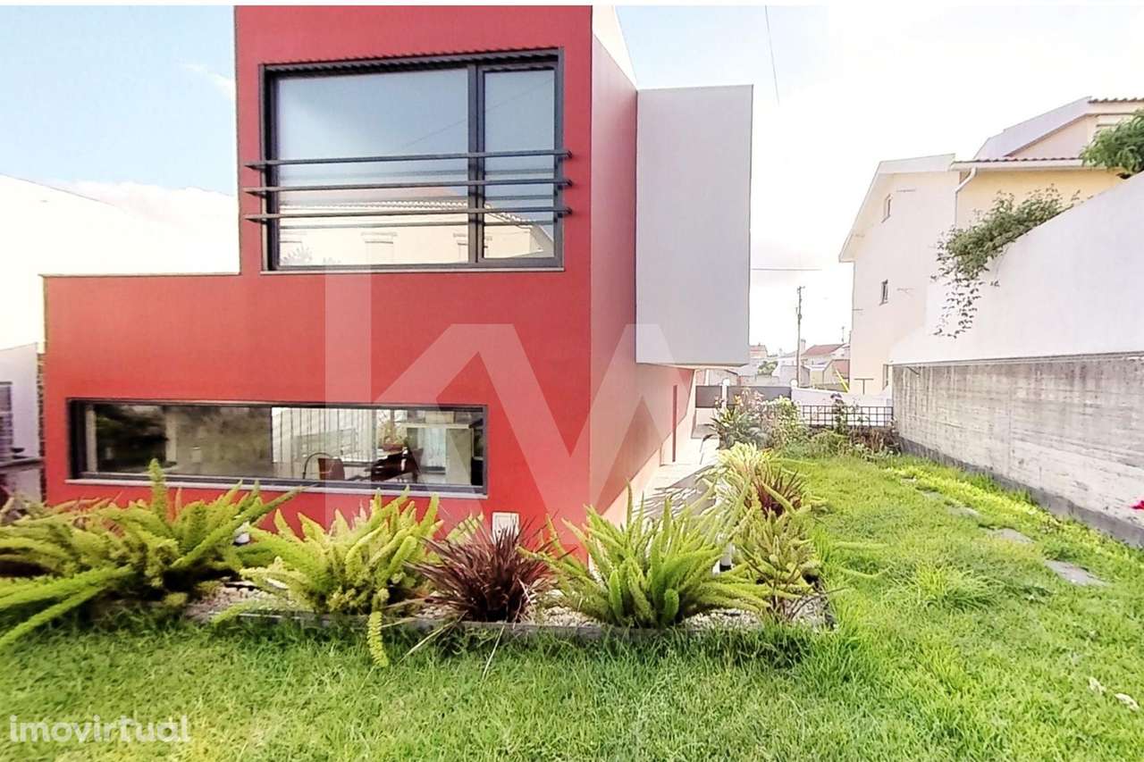 Uma moradia T3+1 que é uma Jóia escondida na Amoreira - Estoril - Grande imagem: 2/35