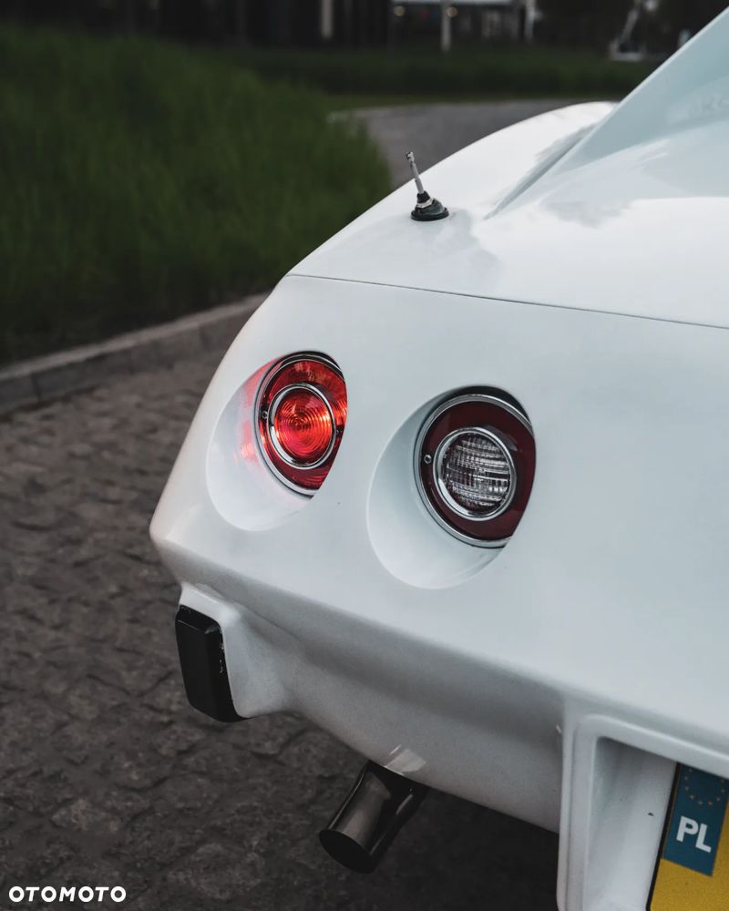 Chevrolet Corvette - 12