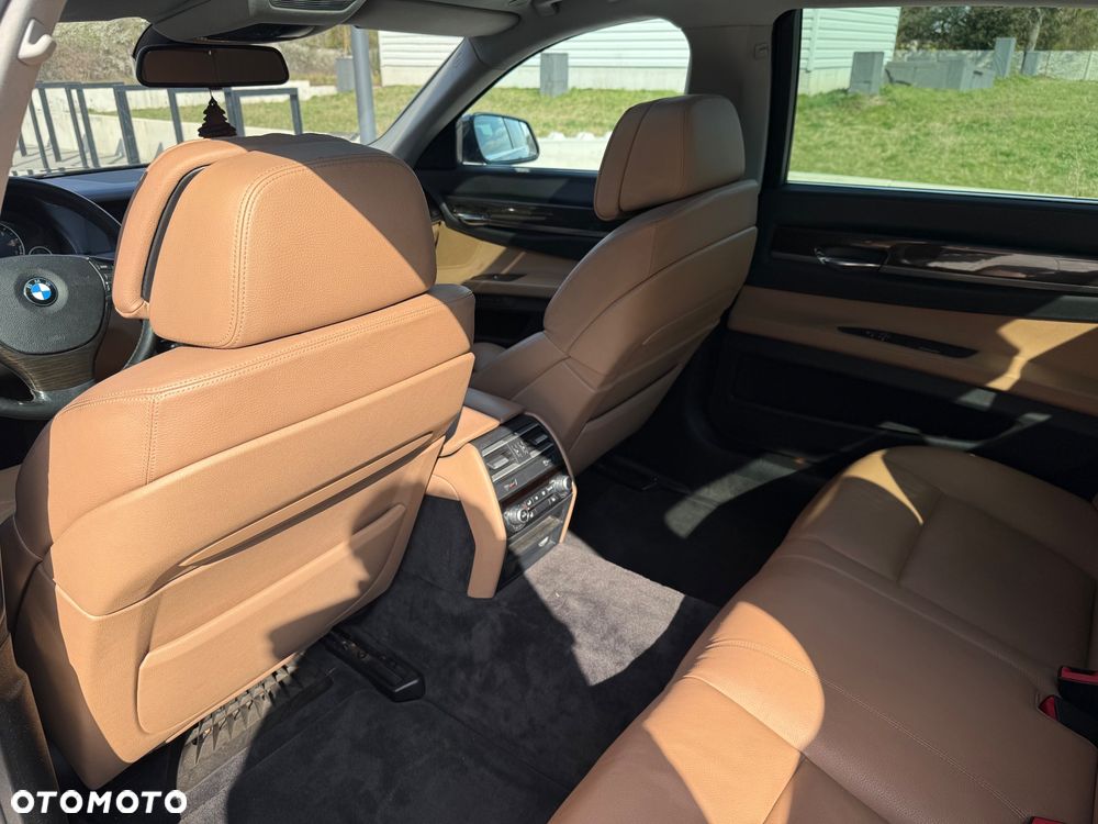 BMW Seria 7 750Li xDrive - 28