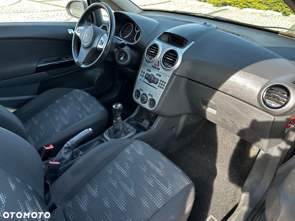 Opel Corsa 1.2 16V Essentia - 9