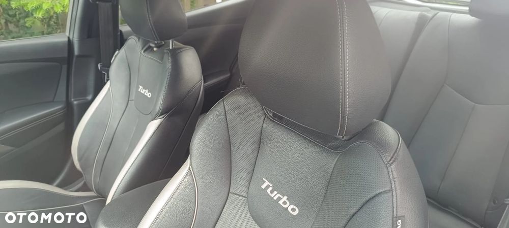 Hyundai Veloster - 3