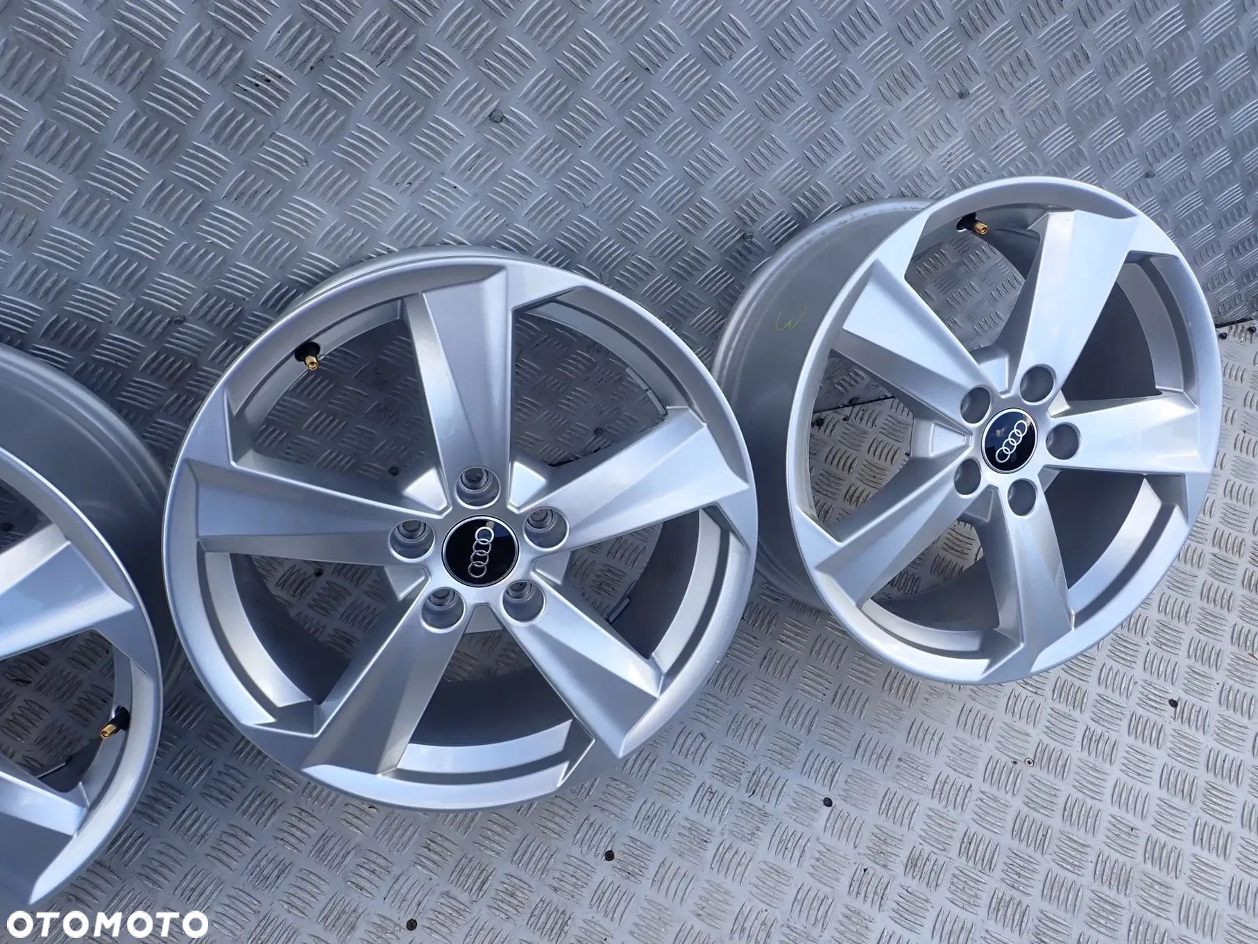 FELGI ALUMINIOWE AUDI 81A601025B 7X17 ET 45 5X112 DOSTEPNE 2 KOMPLETY - 5