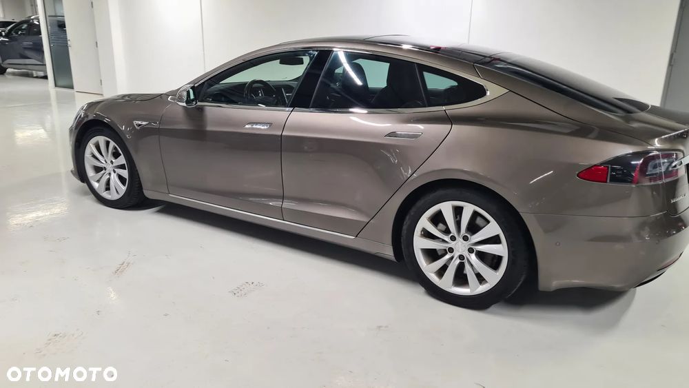 Tesla Model S - 7