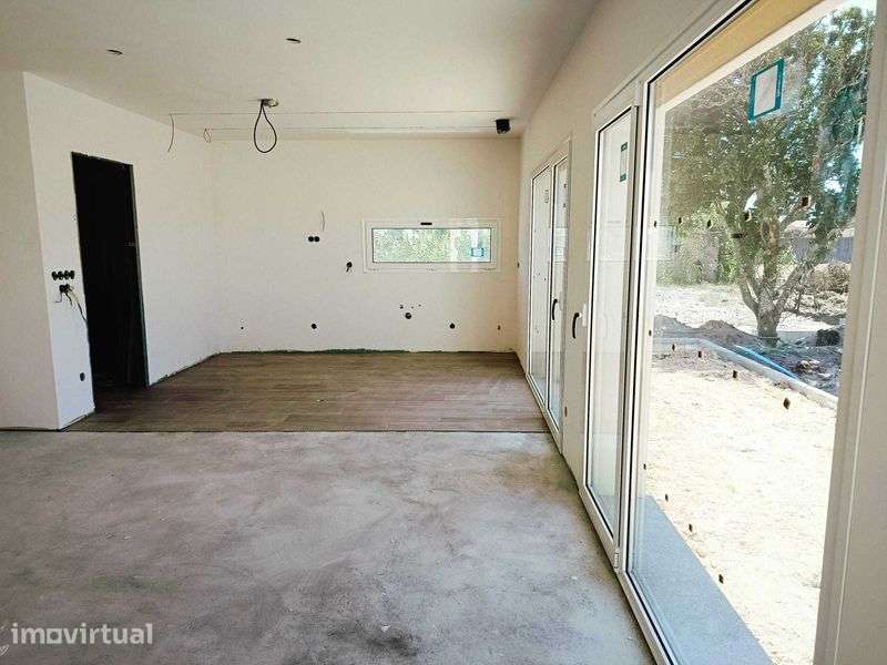 Moradia T2+1 - Reconstrução integral fase de acabamentos - Ervedeira - Grande imagem: 5/12