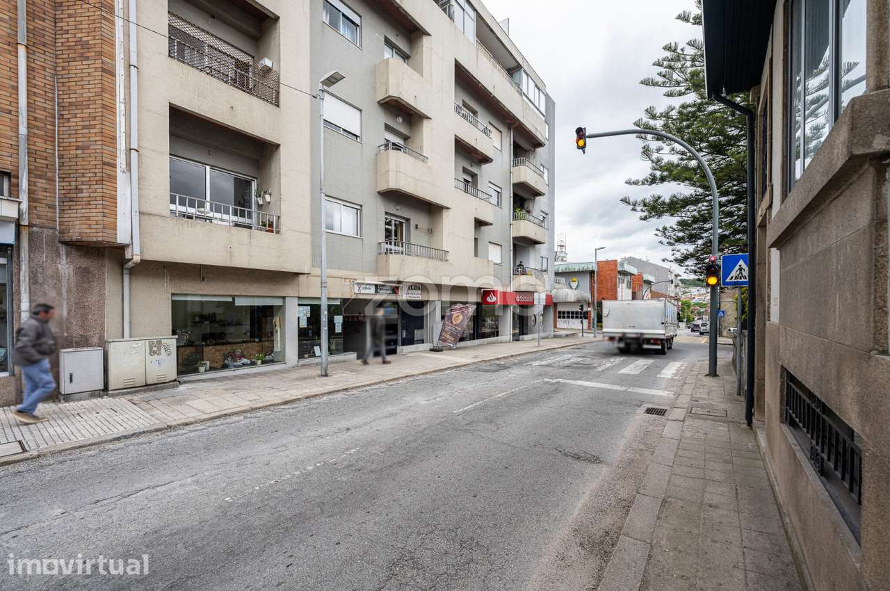 Apartamento T3+1 Ermesinde Centro Recuado com Terraço de 35 mts2 - Grande imagem: 2/47