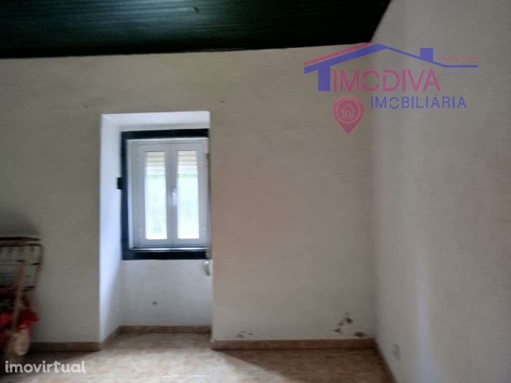 Moradia T2 com arrecadações, garagem e quintal em Constância - Grande imagem: 5/37