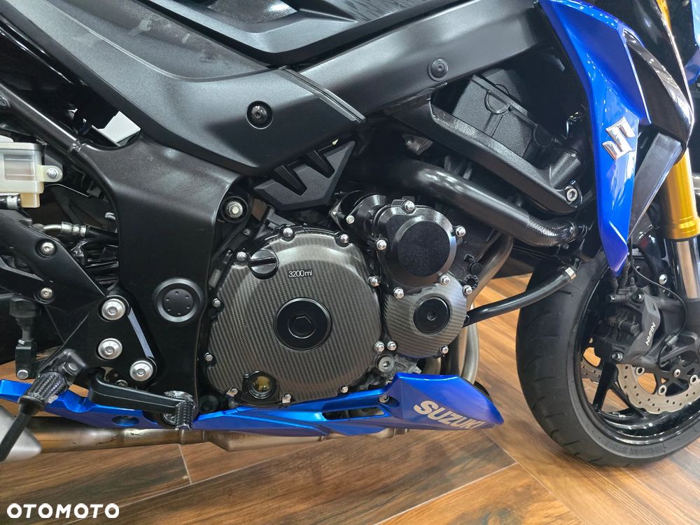Suzuki GSX - 23