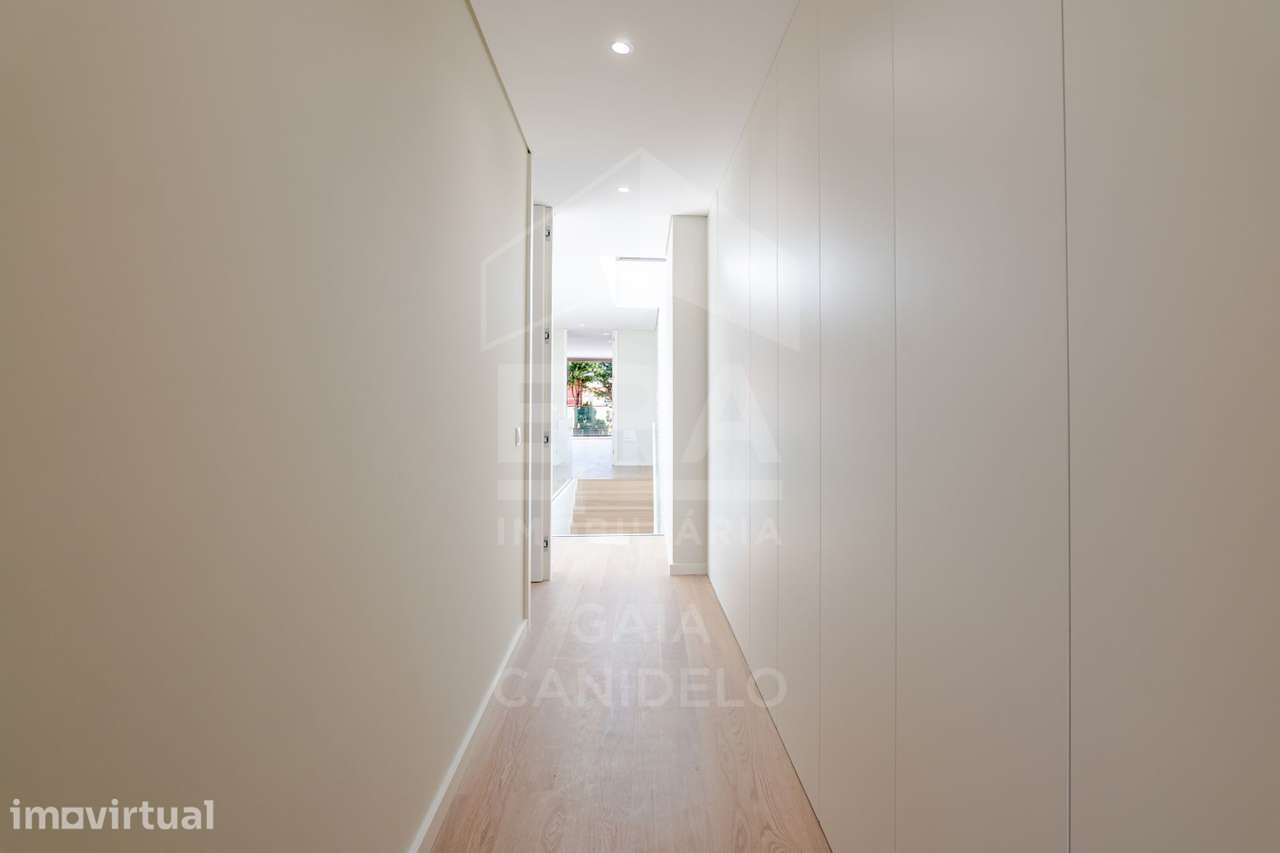 Moradia T4 de Luxo com 4 Frentes, Piscina e Jardim - Grande imagem: 4/44