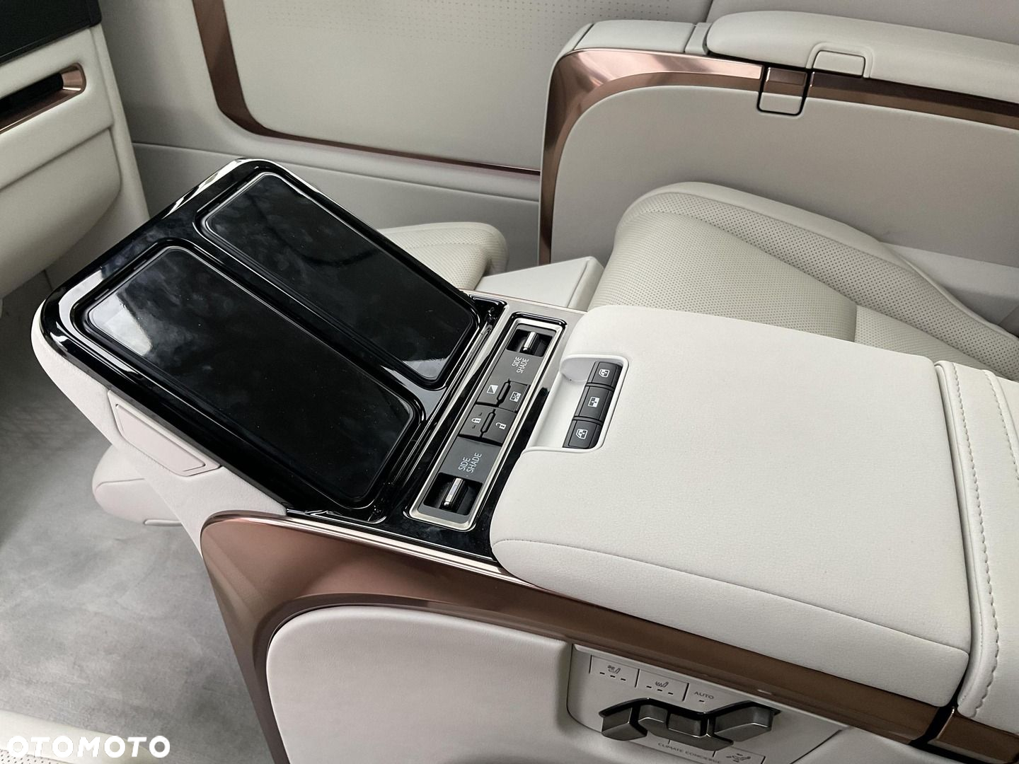 Lexus LM - 16