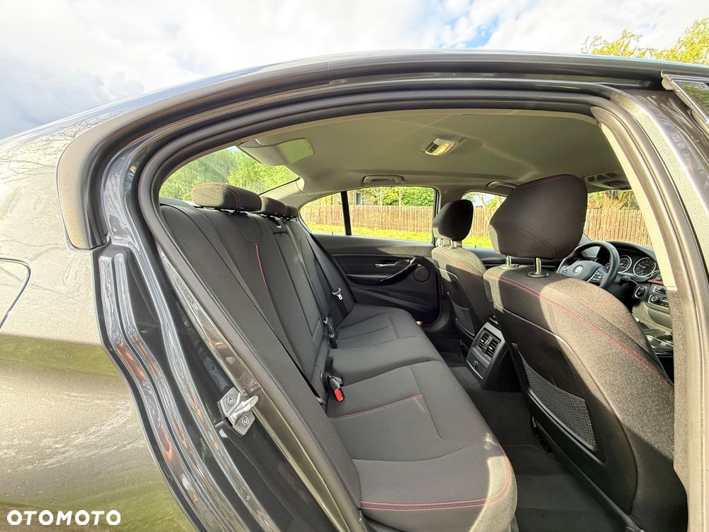 BMW Seria 3 328i xDrive Sport Line - 29