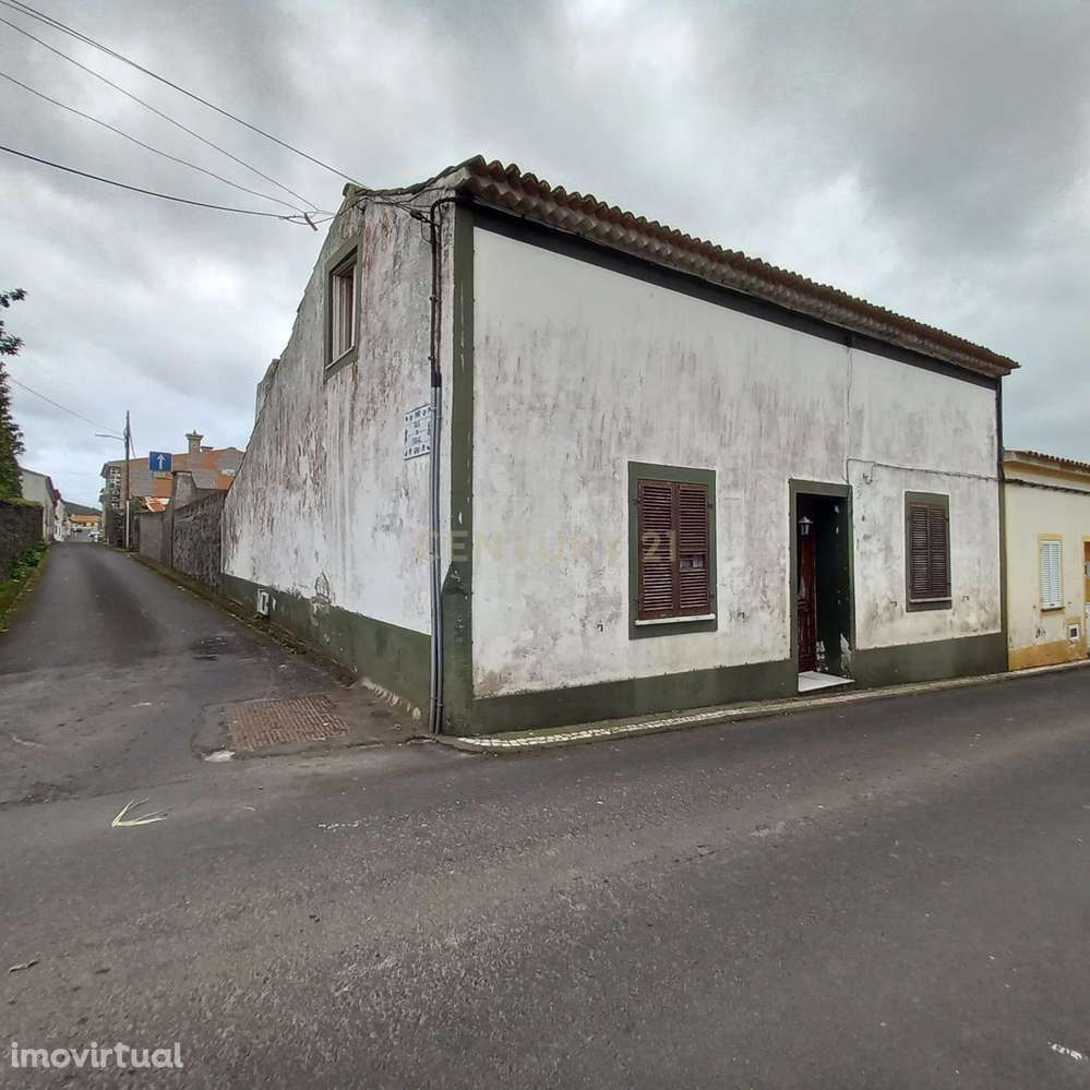 Oportunidade com Potencial – Moradia com Quintal e Estacionamento - Grande imagem: 2/12