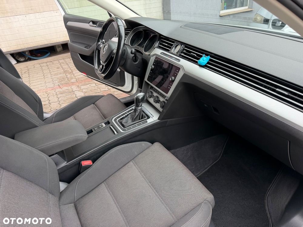 Volkswagen Passat - 17